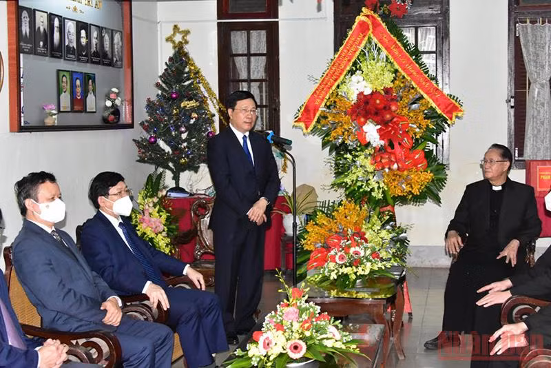 Phó Thủ tướng Phạm Bình Minh chúc mừng lễ Giáng sinh Tổng Giám mục Tổng Giáo phận Huế -0