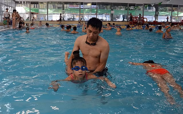 Một lớp dạy bơi cho trẻ em tại quận Hai Bà Trưng, Hà Nội.Ảnh: MINH HÀ