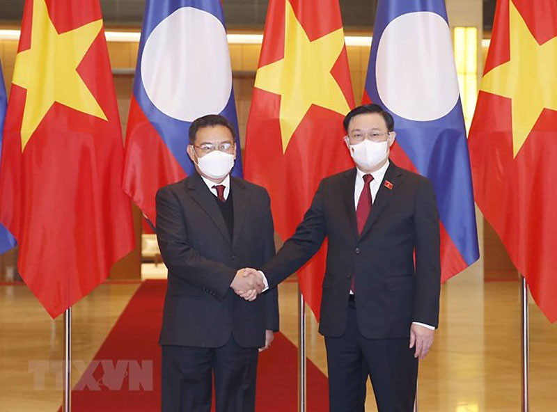 Chủ tịch Quốc hội Vương Đình Huệ đón Chủ tịch Quốc hội Lào Xaysomphone Phomvihane thăm chính thức Việt Nam từ ngày 6-8/12/2021.
