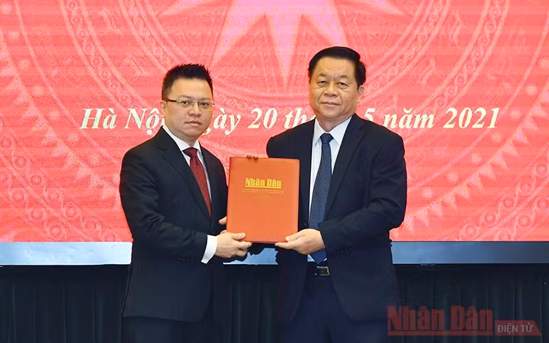 Trưởng Ban Tuyên giáo Trung ương Nguyễn Trọng Nghĩa trao Quyết định của Bộ Chính trị phân công đồng chí Lê Quốc Minh giữ chức vụ Tổng Biên tập Báo Nhân Dân. Ảnh: Duy Linh