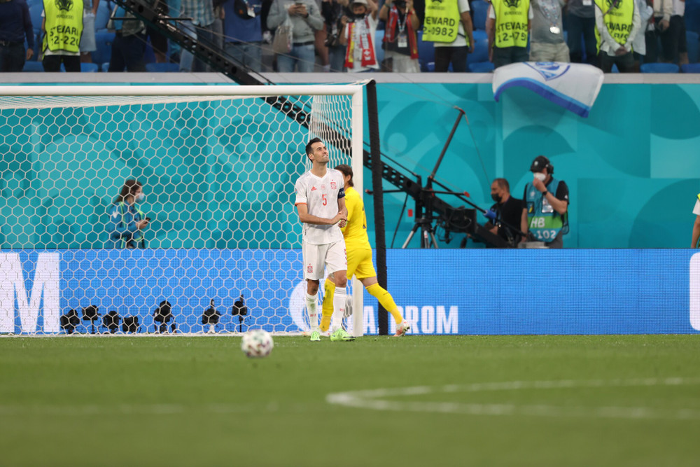 Sergio Busquets không thành công trong lượt sút luân lưu đầu tiên cho Tây Ban Nha khi dứt điểm dội cột dọc. (Ảnh: UEFA) Nhìn lại màn luân lưu kịch tính đưa Tây Ban Nha vào bán kết Euro 2020 -0