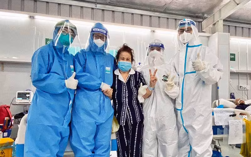 Bệnh nhân ra viện tại Trung tâm Hồi sức của Bệnh viện Việt Đức. (Ảnh: HẢI SƠN)