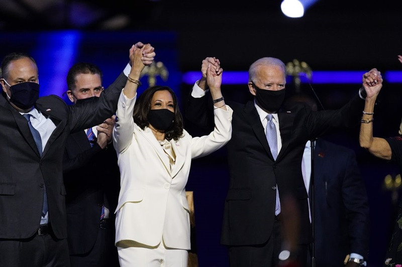 Ông Biden và bà Harris cùng các thành viên trong gia đình trên khấu tại TP Wilmington. (Ảnh: AP) Ông Joe Biden tuyên bố chiến thắng trong cuộc bầu cử Tổng thống Mỹ -0