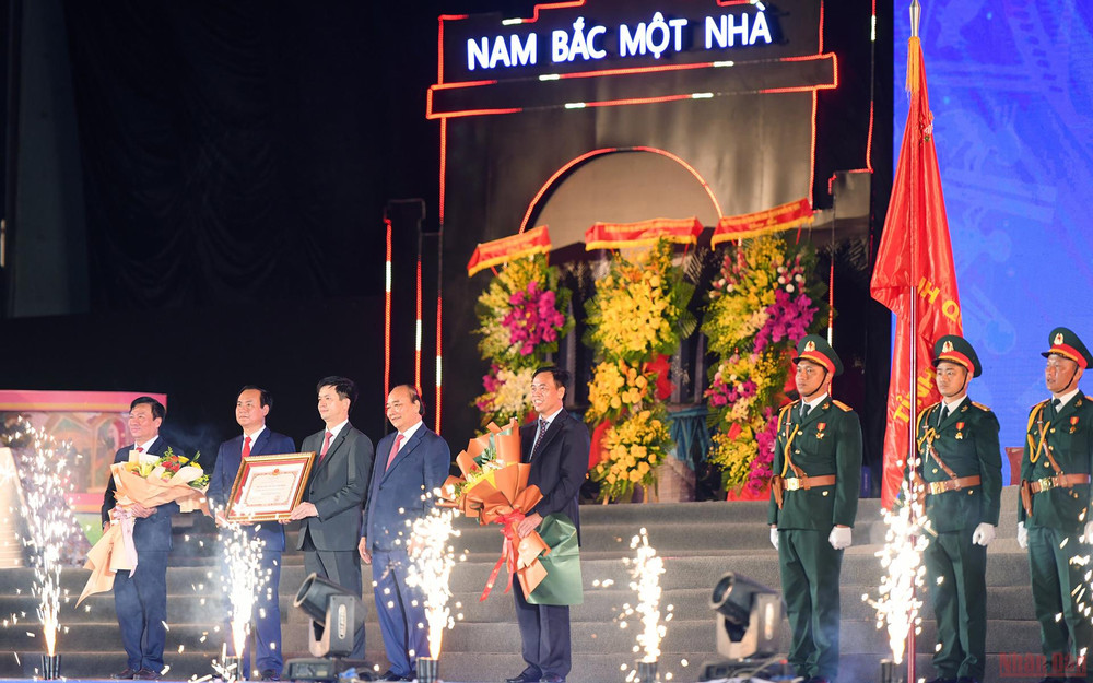 Chủ tịch nước Nguyễn Xuân Phúc trao Huân chương Hồ Chí Minh lần 2 cho tỉnh Quảng Trị. (Ảnh: THÀNH ĐẠT) Kỷ niệm 50 năm Ngày giải phóng tỉnh Quảng Trị và 50 năm sự kiện 81 ngày đêm chiến đấu bảo vệ Thành cổ Quảng Trị -0