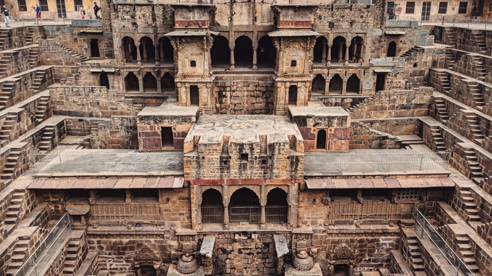 Kiến trúc ấn tượng của giếng nước Chand Baori với ba mặt là các bậc thang, một mặt là phòng nghỉ của nhà vua (Ảnh: CNN) Độc đáo giếng bậc thang ở Ấn Độ -0