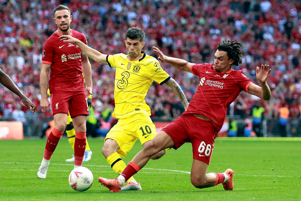 Pulisic vượt qua hàng hậu vệ Liverpool (Ảnh: Goal) Thắng Chelsea trên chấm luân lưu, Liverpool vô địch FA Cup -0