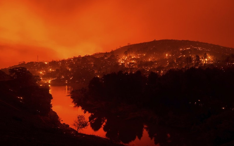 Màu đỏ cam bao trùm hạt Napa, bang California, ngày 18-9. (Ảnh: AP)