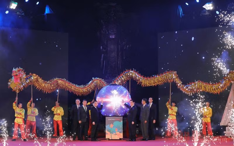 Các đồng chí lãnh đạo thành phố Hà Nội cùng các đại biểu thực hiện nghi thức khai mạc. (Ảnh: DUY LINH) 