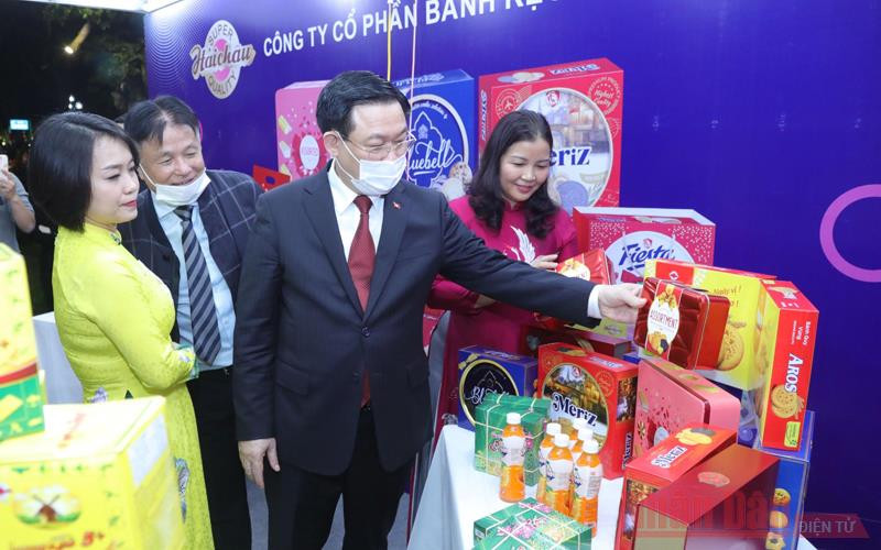 Đồng chí Vương Đình Huệ, Ủy viên Bộ Chính trị, Bí thư Thành uỷ và các đại biểu tham quan gian hàng tại lễ khai mạc. (Ảnh: DUY LINH) Tinh hoa hàng Việt Nam hội tụ -0