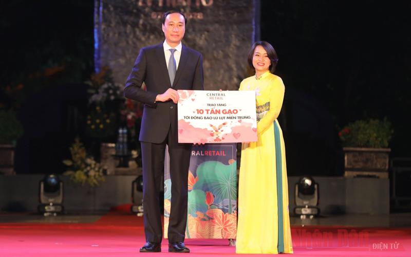 Đại diện tập đoàn Central Retal trao tặng quà hỗ trợ đồng bào bị ảnh hưởng do mưa lũ tại các tỉnh miền Trung cho đại diện MTTQ Việt Nam. (Ảnh: DUY LINH) Tinh hoa hàng Việt Nam hội tụ -0