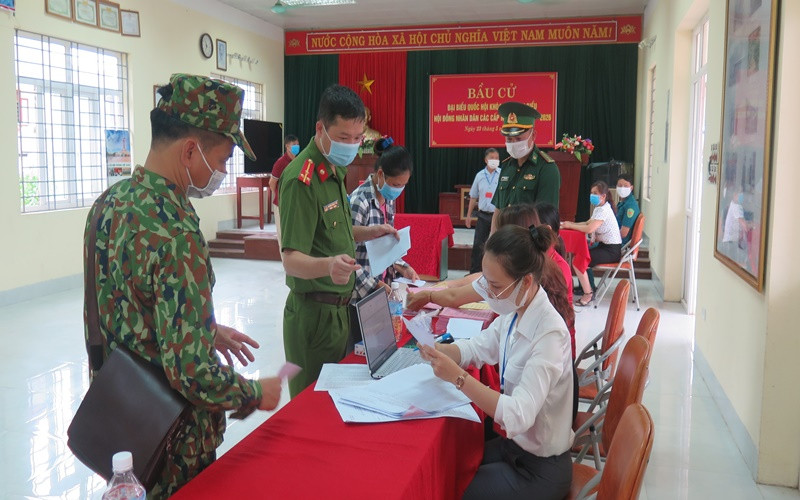 Cán bộ, chiến sĩ Đồn Biên phòng cửa khẩu Chi Ma, tham gia bầu cử tại khu vực bỏ phiếu thứ 6, nhà văn hóa thôn Hữu nghị Việt - Trung. Cử tri cả nước nô nức đi bầu cử, thực hiện quyền công dân thiêng liêng -0