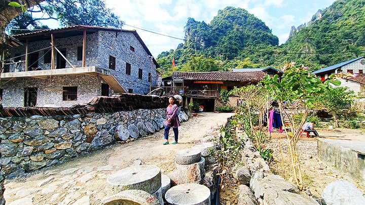 Cuộc sống bình dị ở làng đá. Dưới làng đá cổ biên cương -0