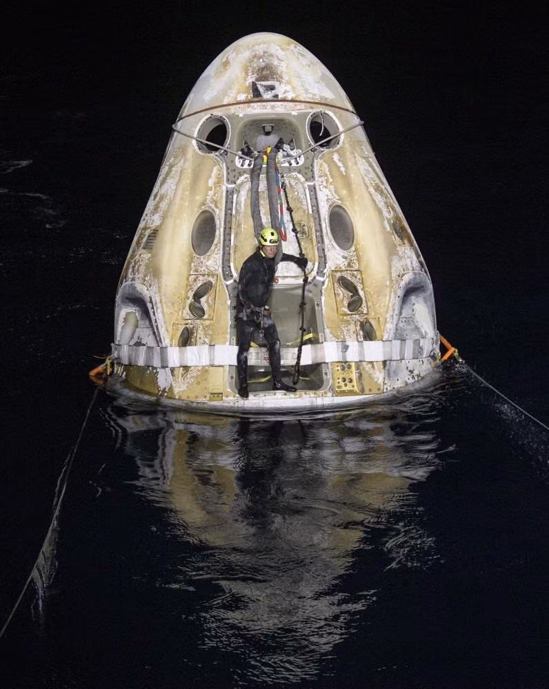 SpaceX đưa bốn phi hành gia trở về Trái đất trong đêm -0