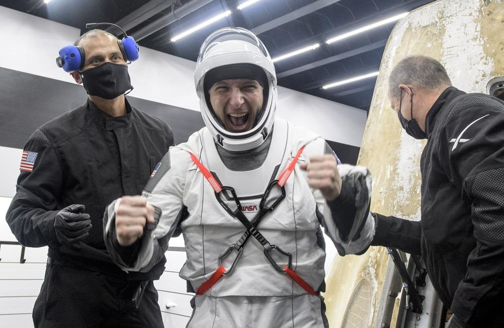 Phi hành gia Mike Hopkins của NASA được giúp đỡ ra khỏi tàu vũ trụ Crew Dragon của SpaceX. Ảnh: NASA. SpaceX đưa bốn phi hành gia trở về Trái đất trong đêm -0
