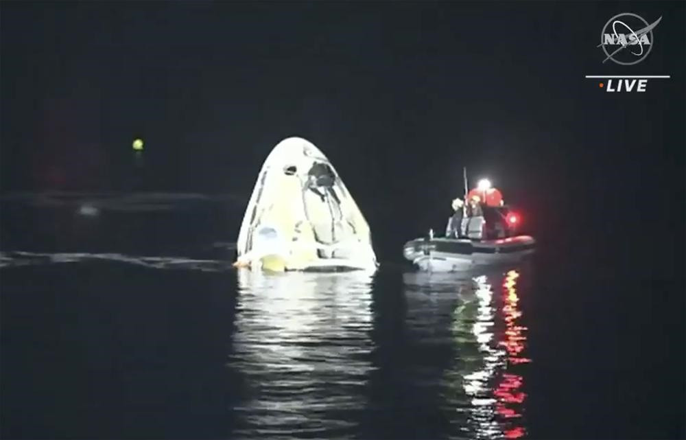 Tàu vũ trụ Crew Dragon trôi nổi sau khi hạ cánh xuống Vịnh Mexico. Nguồn: NASA TV.