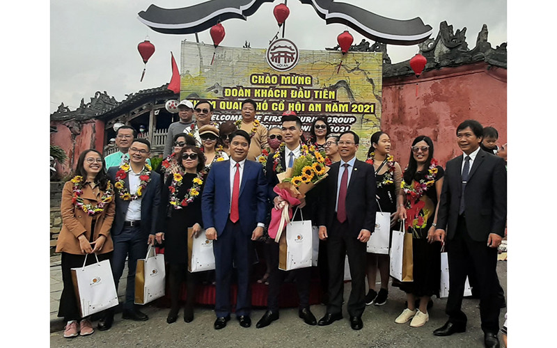 Đón đoàn khách đầu tiên đến “xông đất” Hội An. Đón những vị khách du lịch đầu tiên của năm 2021 -0