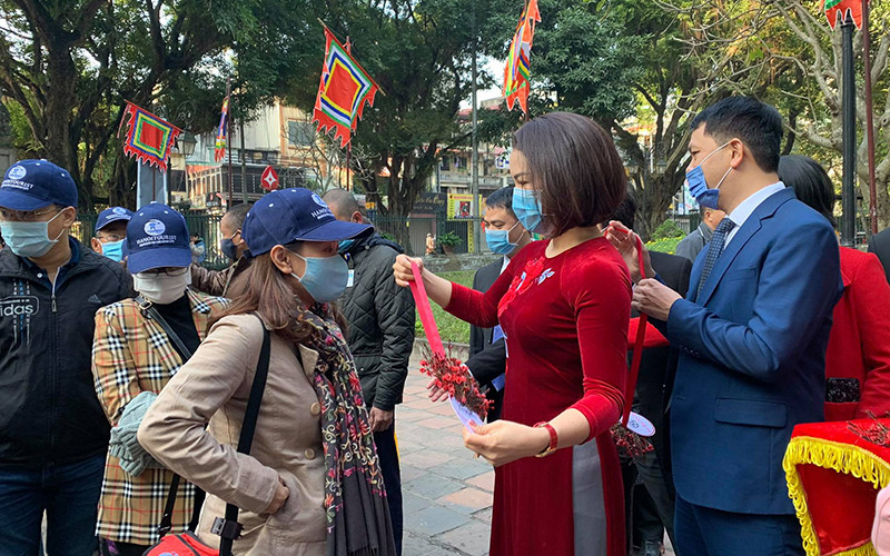 Đại diện lãnh đạo Sở Du lịch Hà Nội tặng hoa, trao quà lưu niệm chào mừng các vị khách đầu tiên đến Hà Nội. Hà Nội, TP Hồ Chí Minh và các địa phương đón những vị khách du lịch đầu tiên năm 2021 -0