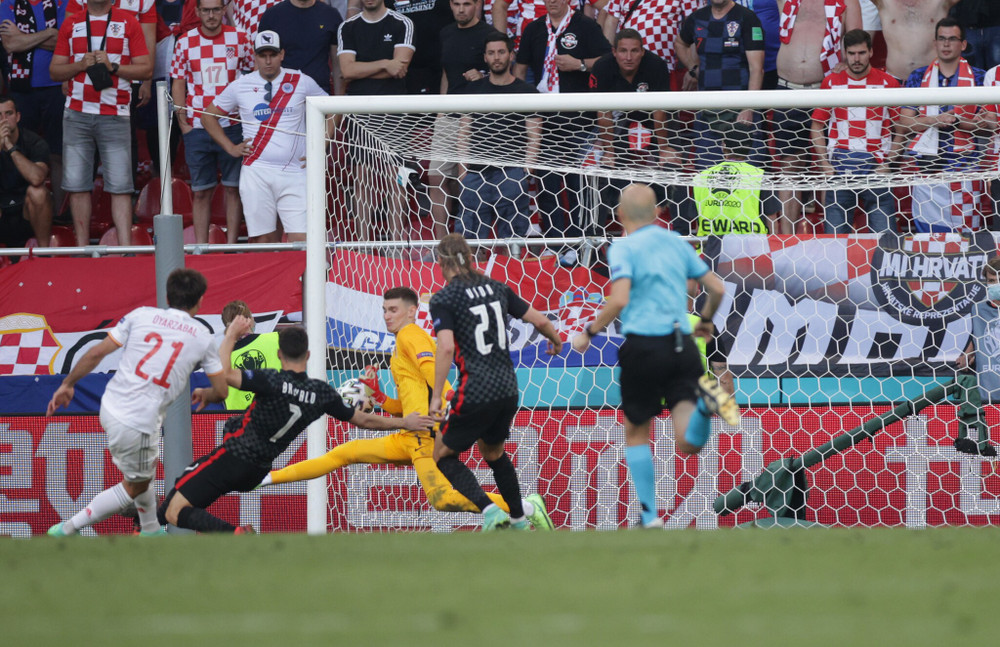 Sau đó chỉ ba phút, Daniel Olmo lại sắm vai kiến tạo, giúp Mikel Oyarzabal ghi bàn ấn định tỷ số chung cuộc 5-3 cho đội bóng xứ đấu bò. (Ảnh: UEFA) Cận cảnh bữa tiệc tám bàn thắng đưa Tây Ban Nha vào tứ kết Euro 2020 -0