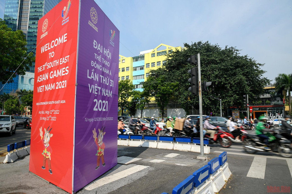Thành phố cũng trang trí, lắp dựng các cụm pano 2 mặt, 3 mặt, 4 mặt tại dải phân cách và các trục đường, tuyến phố, khu vực trung tâm. (Ảnh: THÀNH ĐẠT) Đường phố Hà Nội trang hoàng chào đón SEA Games 31 -0