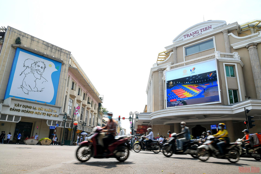Màn hình điện tử cỡ lớn tại các Trung tâm thương mại thường xuyên trình chiếu và cập nhật bản tin SEA Games 31 bằng tiếng Anh phục vụ du khách nước ngoài. (Ảnh: THÀNH ĐẠT) Đường phố Hà Nội trang hoàng chào đón SEA Games 31 -0