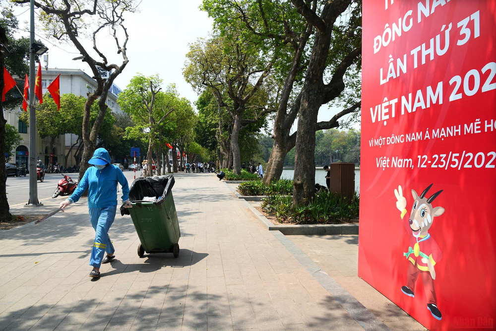 Đường phố luôn được nhân viên môi trường thu dọn rác thải giữ cho Thủ đô luôn xanh, sạch, đẹp trong kỳ SEA Games 31. (Ảnh: THÀNH ĐẠT) Đường phố Hà Nội trang hoàng chào đón SEA Games 31 -0