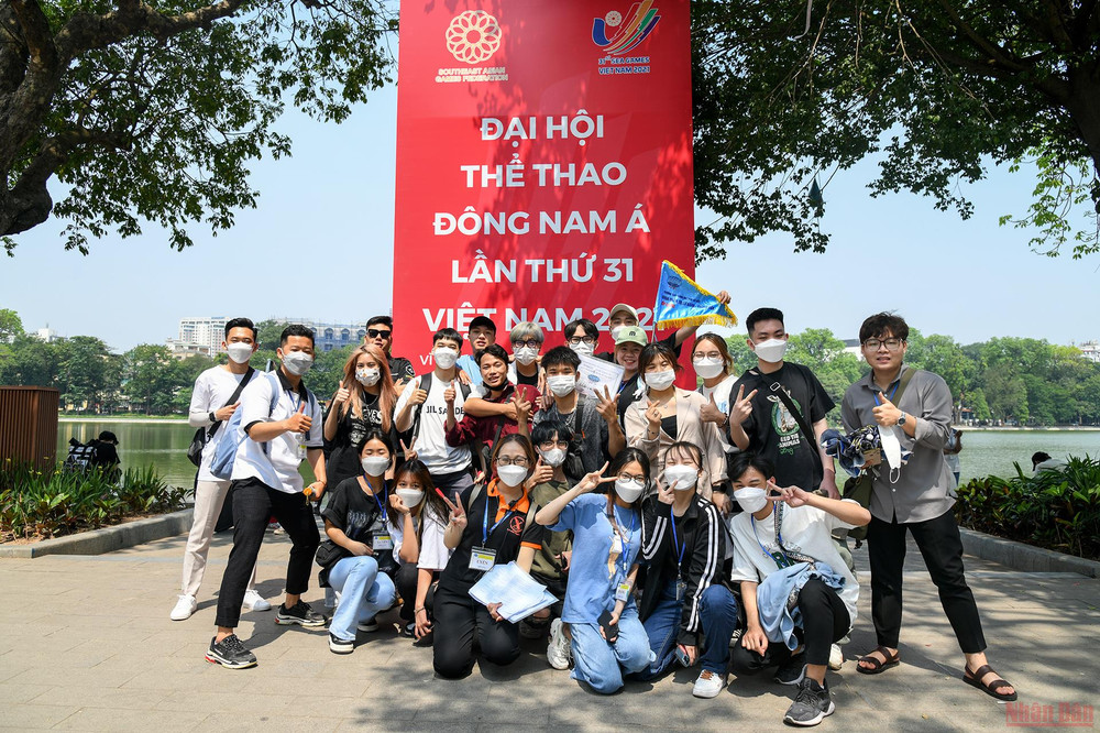 Các bạn trẻ thích thú check-in với pano, áp phích tuyên truyền SEA Games 31 được đặt tại khu vực hồ Hoàn Kiếm. (Ảnh: THÀNH ĐẠT) Đường phố Hà Nội trang hoàng chào đón SEA Games 31 -0