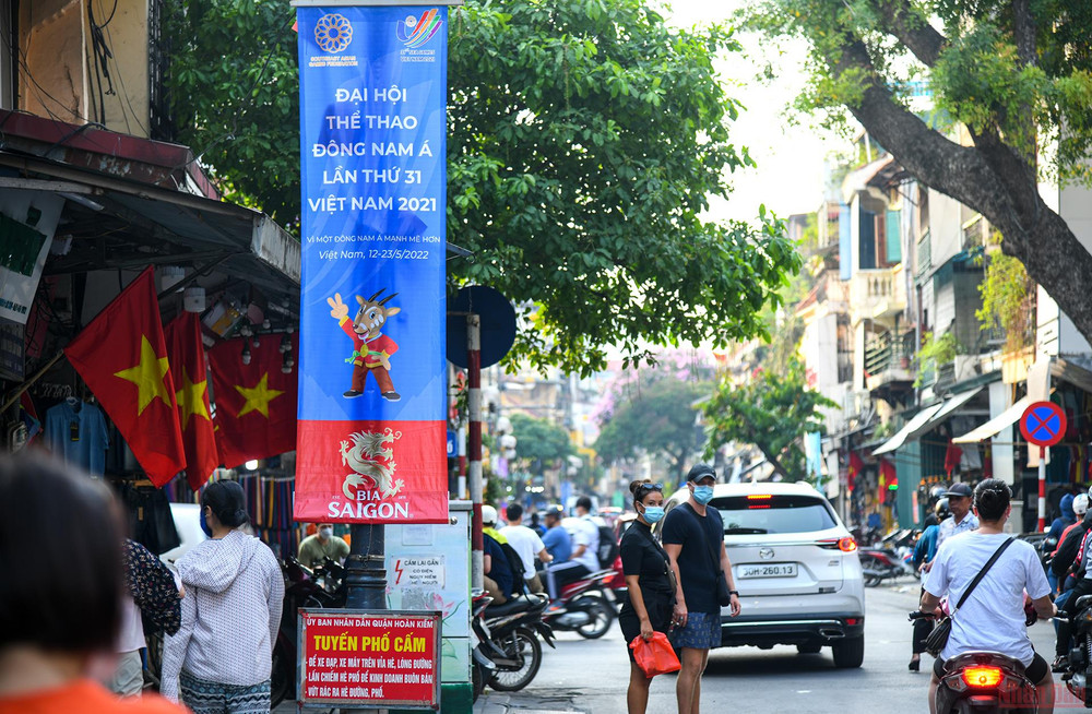 Băng rôn, áp phích tuyên truyền SEA Games 31 được treo trên nhiều tuyến phố cổ Hà Nội. (Ảnh: THÀNH ĐẠT) Đường phố Hà Nội trang hoàng chào đón SEA Games 31 -0