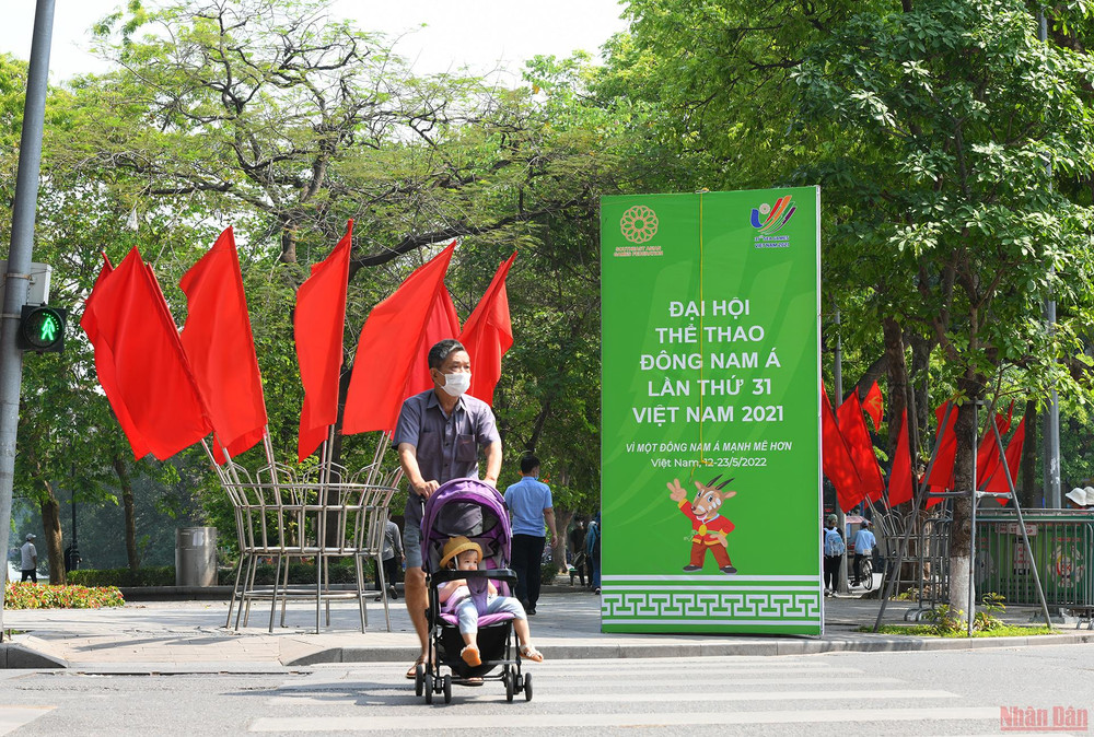 Người dân Thủ đô đã sẵn sàng đón SEA Games 31. (Ảnh: THÀNH ĐẠT) Đường phố Hà Nội trang hoàng chào đón SEA Games 31 -0