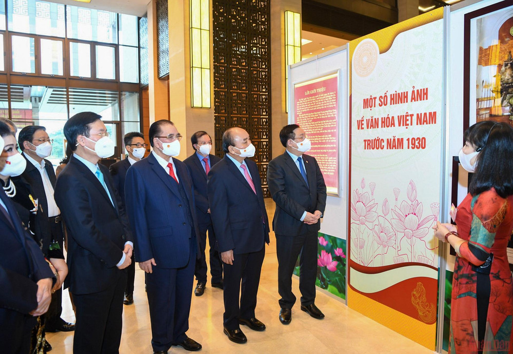 Các đồng chí lãnh đạo, nguyên lãnh đạo Đảng, Nhà nước tham quan triển lãm “Văn hóa soi đường cho quốc dân đi”. (Ảnh: ĐĂNG KHOA) Sáng 24/11, khai mạc Hội nghị Văn hóa toàn quốc -0