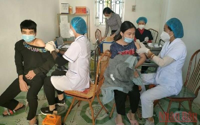 Học sinh Trường THCS Vĩnh Xá, xã Vĩnh Xá, huyện Kim Động, tỉnh Hưng Yên được tiêm vaccine phòng Covid-19. (Ảnh: PHẠM VĂN HÀ)