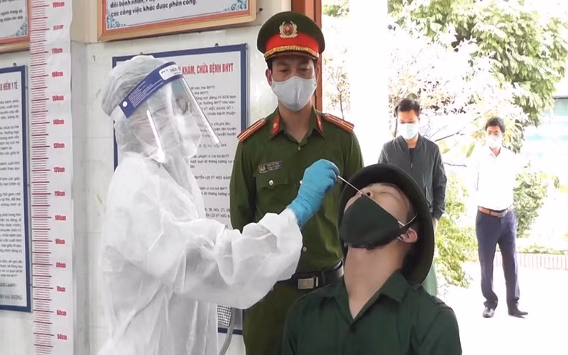 TP Hải Dương lấy mẫu xét nghiệm SARS-CoV-2 cho thanh niên chuẩn bị nhập ngũ.