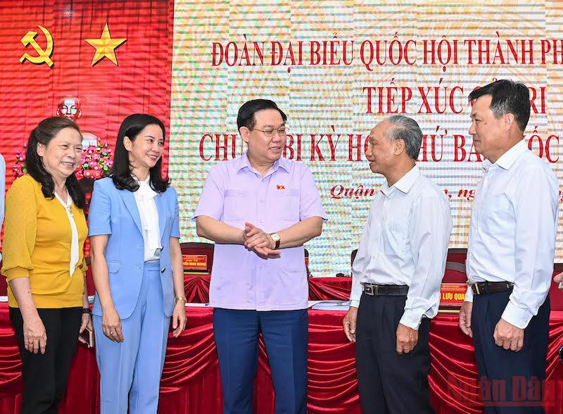 Chủ tịch Quốc hội Vương Đình Huệ trao đổi với cử tri quận Lê Chân. (Ảnh: Duy Linh) Nhiều vấn nóng, thời sự “quốc kế dân sinh” gửi đến Quốc hội -0