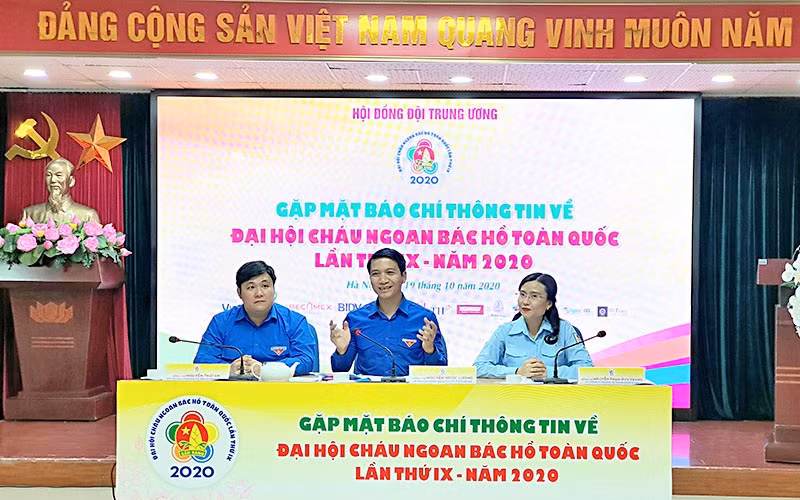 Các đồng chí đại diện Ban Tổ chức cung cấp thông tin về Đại hội. 