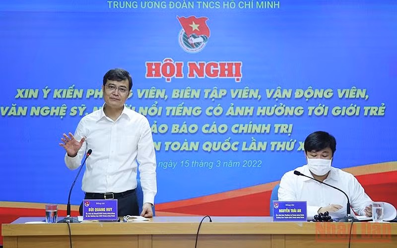Đồng chí Bùi Quang Huy (bên trái trong ảnh) phát biểu ý kiến tại Hội nghị.
