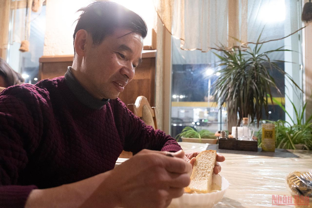 Ông Lưu Văn Trường là một trong 14 người Việt Nam vừa sơ tán từ Kherson (Ukraine) sang LB Nga. (Ảnh: Thanh Thể) Những điều giờ mới thấm -0
