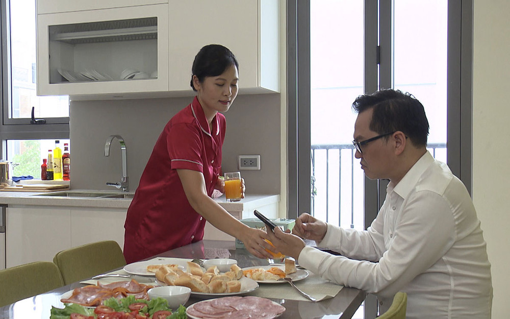NSND Trung Hiếu và nghệ sĩ Thúy Hà trong phim. Câu chuyện cuộc sống giữa những ngày chống dịch trong “Ngày mai bình yên” -0