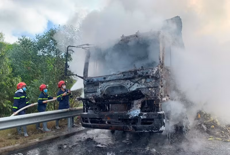 Xe chở ngô bốc cháy trên cao tốc Đà Nẵng-Quảng Ngãi -0