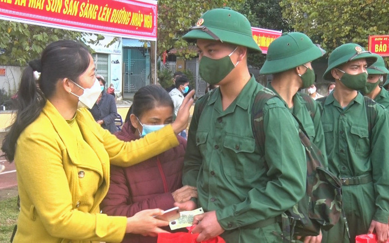 Người thân tặng quà, chia tay tân bình. Gần 3.400 thanh niên Nghệ An lên đường nhập ngũ -0