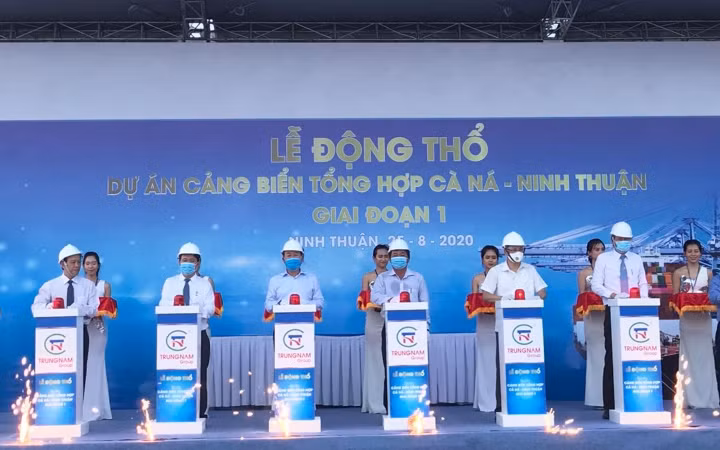Lãnh đạo tỉnh Ninh Thuận, chủ đầu tư và nhà thầu nhấn nút động thổ dự án.