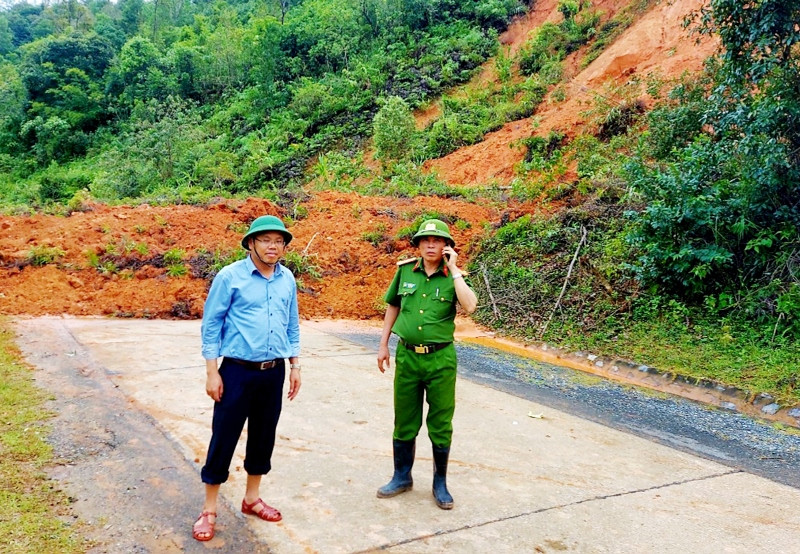 Phía sau Phó Chủ tịch UBND tỉnh Lê Đức Tiến (bên trái) là một điểm núi mới sạt lở đất đá tràn xuống trên nhánh đường này. Đã xác định vị trí hai thi thể cuối cùng bị vùi lấp tại điểm sạt lở ở Đoàn 337 -0