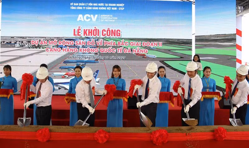 Các đại biểu thực hiện nghi thức khởi công.
