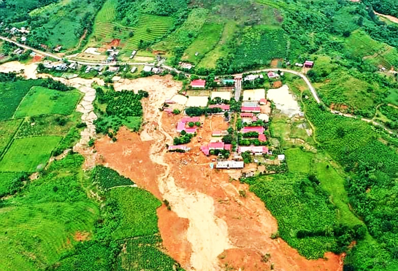 Toàn cảnh nhìn từ trên cao. Núi lở chuồi đất đá vùi dãy nhà hậu cần của Khu Chỉ huy Đoàn 337 tại thôn Cợp, xã Hướng Phùng. Đã xác định vị trí hai thi thể cuối cùng bị vùi lấp tại điểm sạt lở ở Đoàn 337 -0