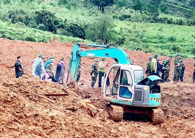 Lực lượng cứu hộ cùng chó nghiệp vụ đang tìm kiếm thi thể các cán bộ, chiến sĩ mất tích. Đã xác định vị trí hai thi thể cuối cùng bị vùi lấp tại điểm sạt lở ở Đoàn 337 -0