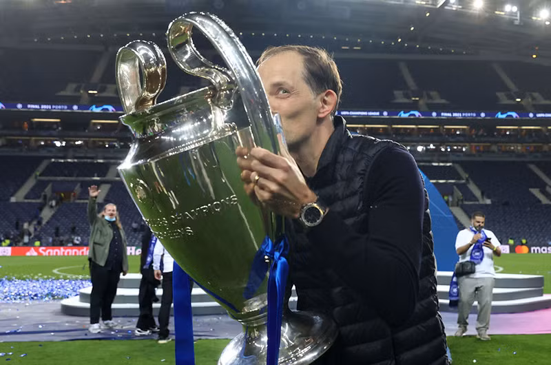 Thomas Tuchel ăn mừng cùng chiếc Cúp Champions League. (Ảnh: Getty Images) 