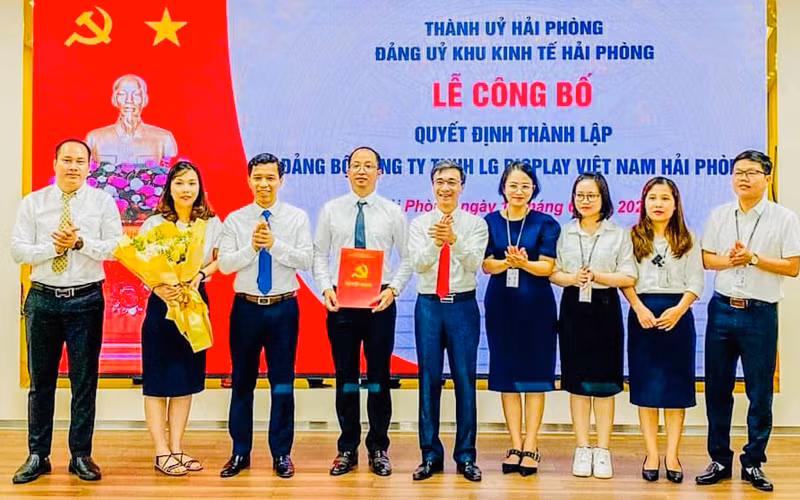 Trao quyết định thành lập Đảng bộ Công ty trách nhiệm hữu hạn LG Display Việt Nam Hải Phòng.