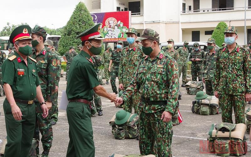 Lãnh đạo Trường Sĩ Quan lục quân 2 động viên cán bộ, học viên trước khi lên đường. DN_2-1630988523561.jpg