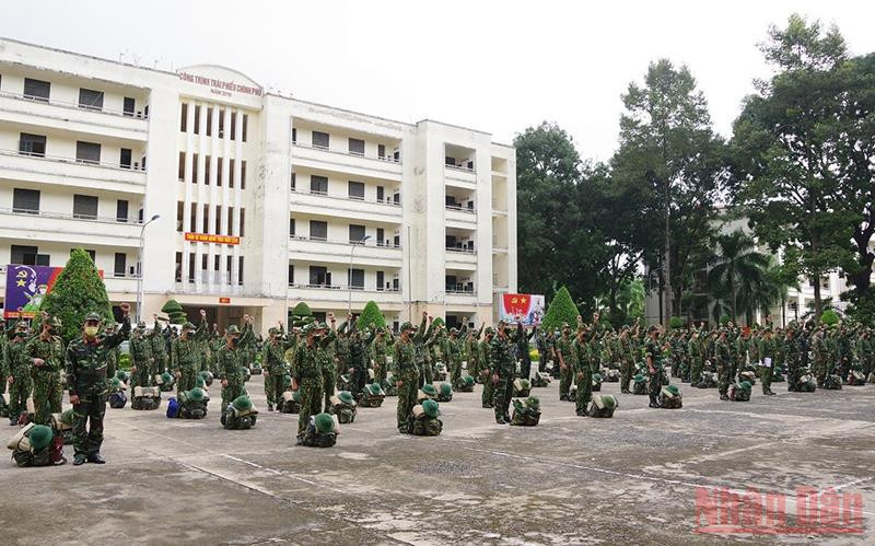 Cán bộ, học viên Trường Sĩ Quan lục quân 2 thể hiện quyết tâm trước khi lên đường. DN_1-1630988522371.jpg