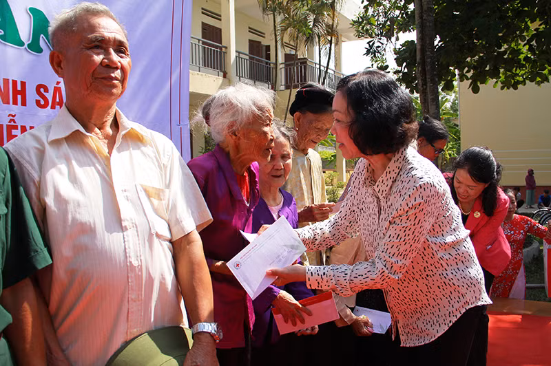 Đồng chí Trương Thị Mai trao tặng quà cho các gia đình thương binh, liệt sĩ.