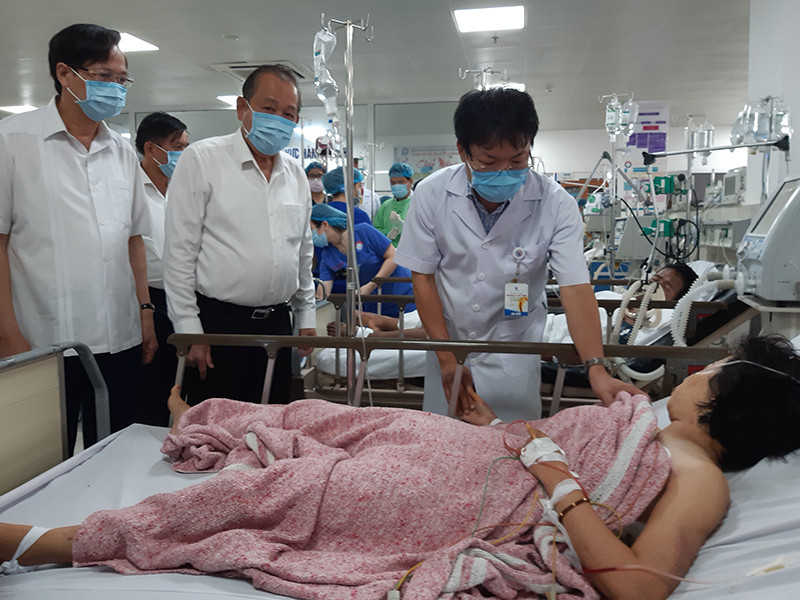 Phó Thủ tướng Thường trực Trương Hòa Bình thăm hỏi nạn nhân.