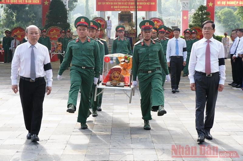 Bí thư Tỉnh uỷ Tây Ninh Phạm Viết Thanh (phải), Phó Trưởng ban Thường trực Ban Tuyên giáo T.Ư Võ Văn Phuông (trái) đã dự lễ truy điệu, an táng 149 hài cốt liệt sĩ (Ảnh: MINH ANH) Họp mặt kỷ niệm 90 năm ngày thành lập ngành Tuyên giáo -0